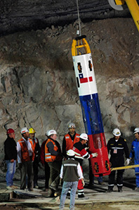 チリ鉱山落盤事故。 69日ぶり作業員33 人全員を救助（10/14）
